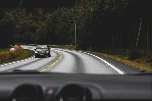 Passer de la moto à la voiture : l'importance de l'accoudoir central
